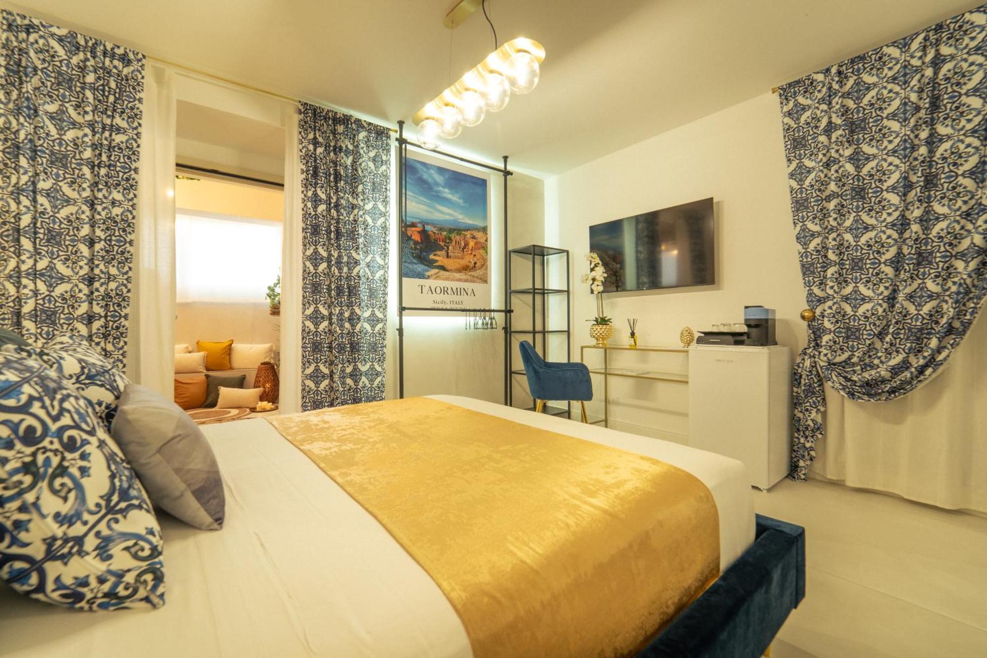 Johnny'S Suites Taormina Beach Bay Bagian luar foto